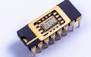 Monolithic-Integrated-Circuit-Assembly